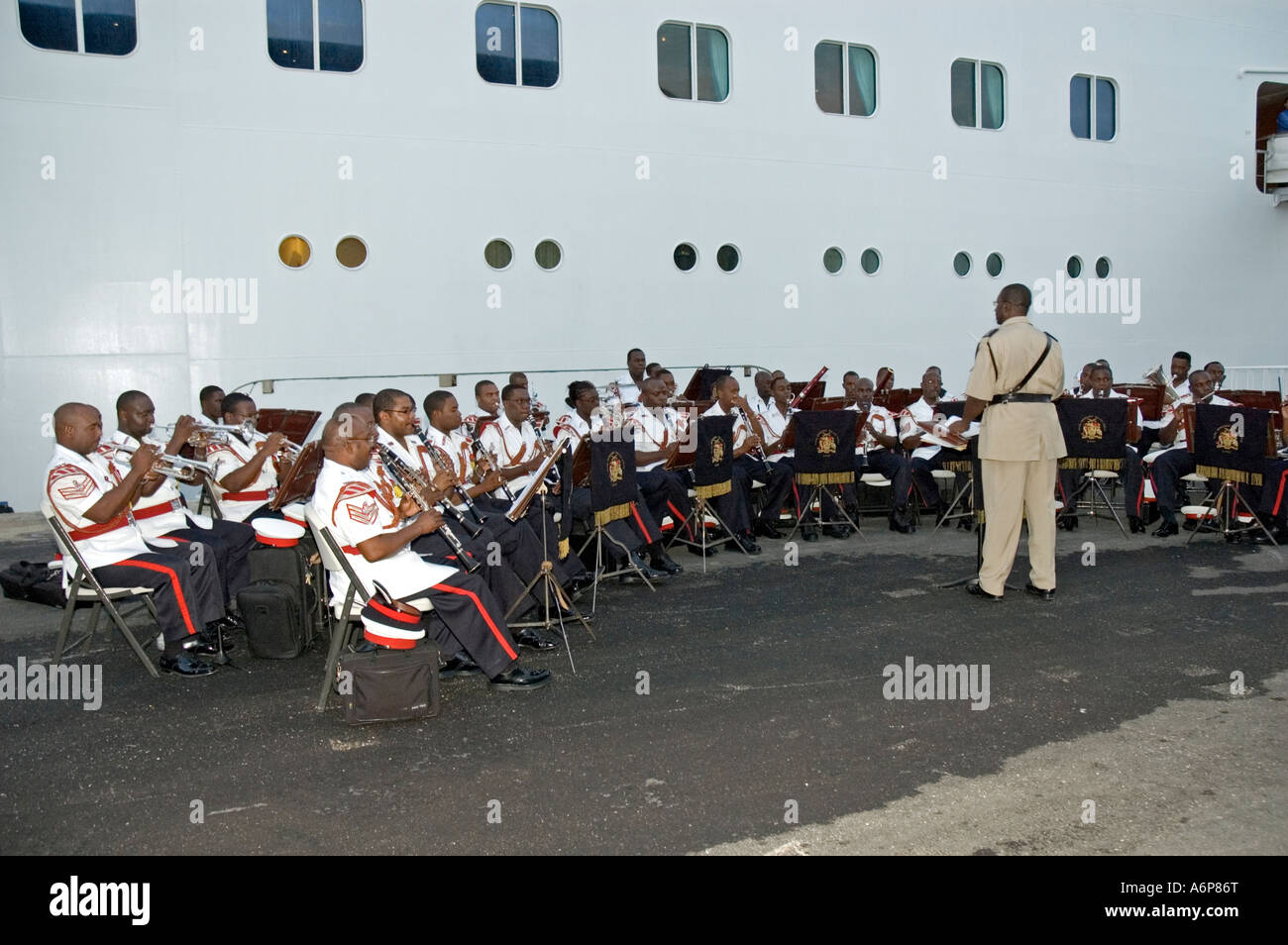 Il Royal Barbados nella banda della polizia intrattenere i passeggeri sulla nave da crociera Oceana, Bridgetown, Barbados Foto Stock