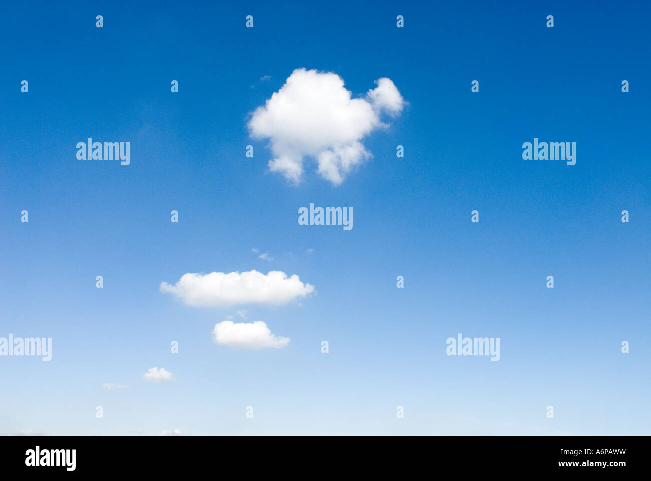 Una singola bianco morbidi nuvola nel cielo blu Foto Stock