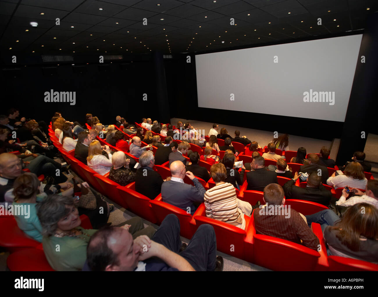 La gente a guardare uno schermo cinematografico in un teatro Foto Stock