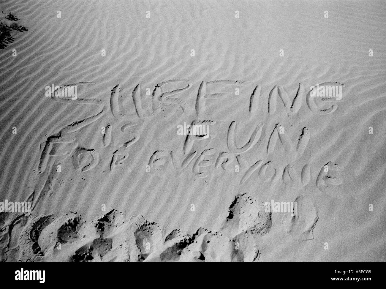 Surf graffiti scritto su una spiaggia marocchino 'surfing è divertente per tutti" Foto Stock