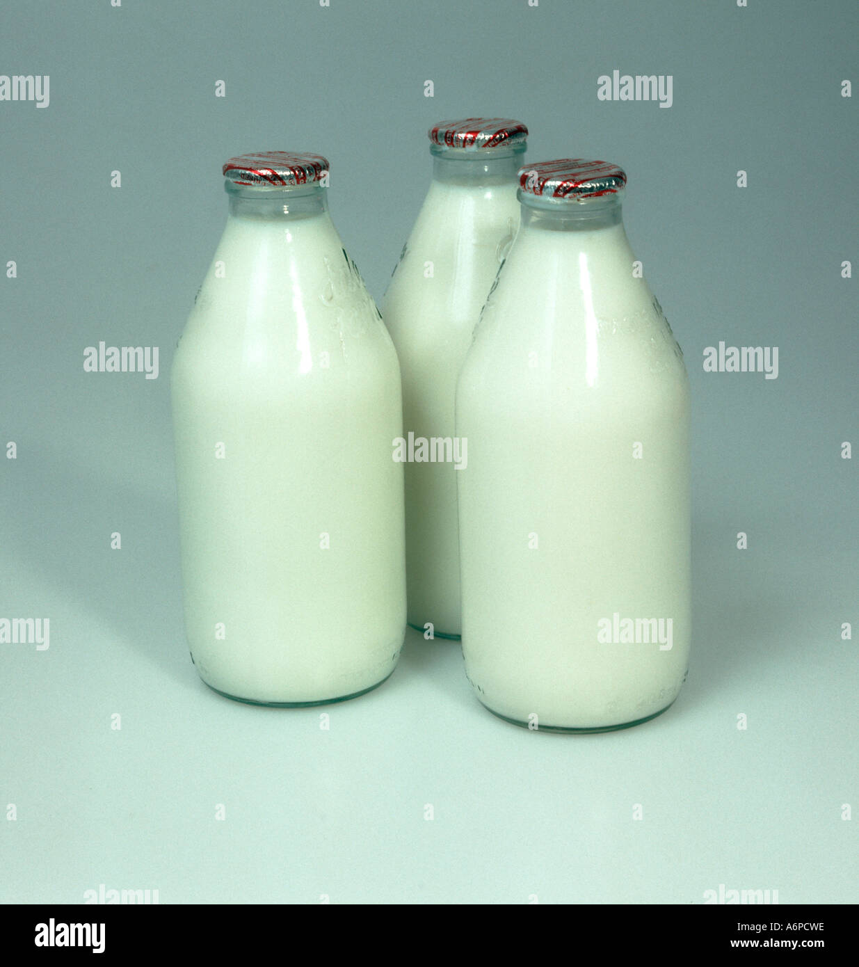 Tre bicchiere pieno di bottiglie di latte Foto Stock