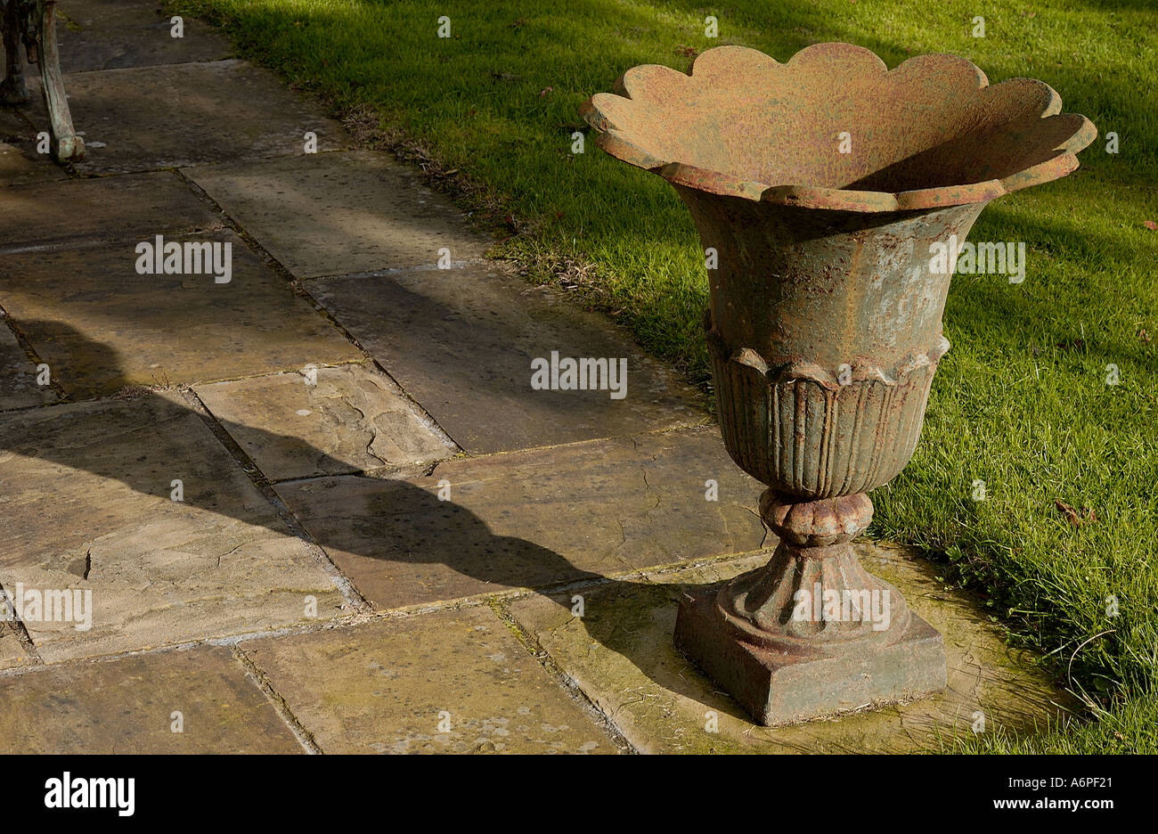 Serata sole su un giardino urna England Regno Unito Foto Stock