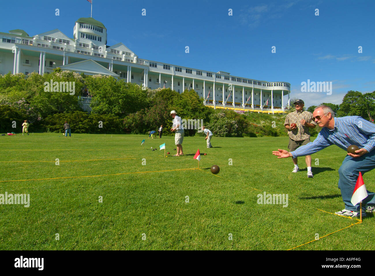 Stati Uniti Michigan Lago Huron Mackinac Island Grand Hotel gli ospiti prato bowling sul prato anteriore Foto Stock