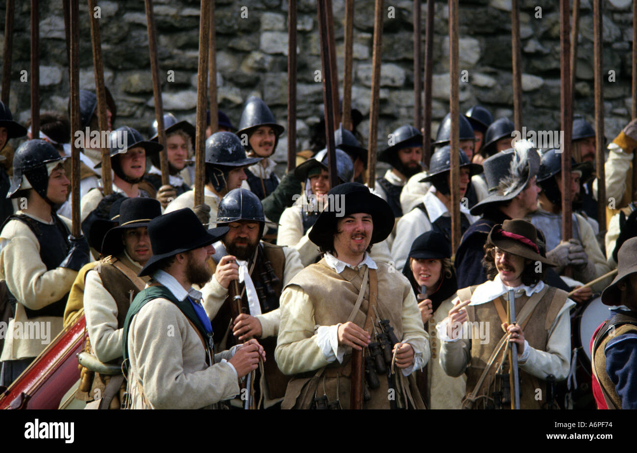 Soldati in attesa di inizio di battaglia durante la guerra civile inglese re inactment Castello di Scarborough Yorkshire Regno Unito Foto Stock