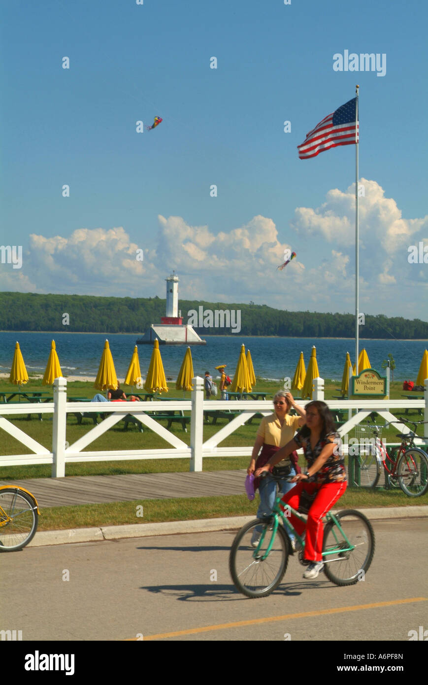 Stati Uniti Michigan isola di Mackinac Lago Huron bandiera degli Stati Uniti di bici aquiloni Foto Stock