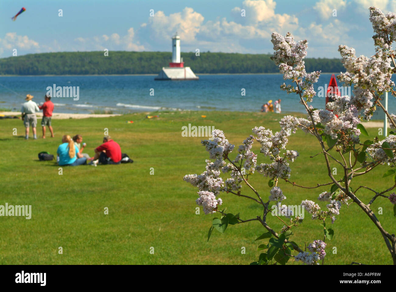Stati Uniti Michigan isola di Mackinac Lago Huron persone pic-nic nei pressi del faro Foto Stock