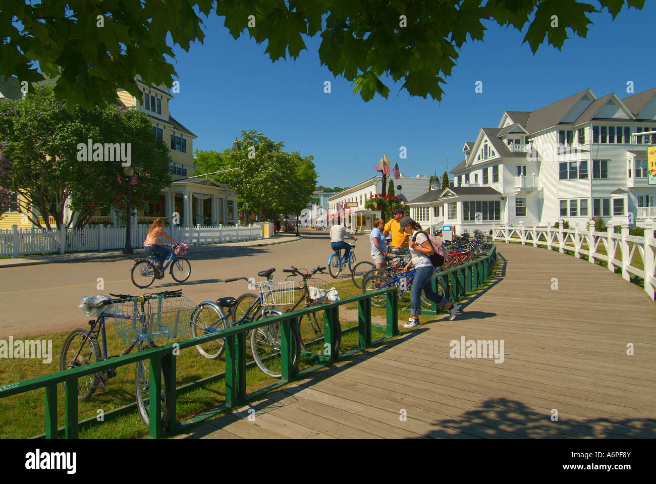 Stati Uniti Michigan isola di Mackinac Lago Huron strada principale famiglia ciclismo biciclette Foto Stock