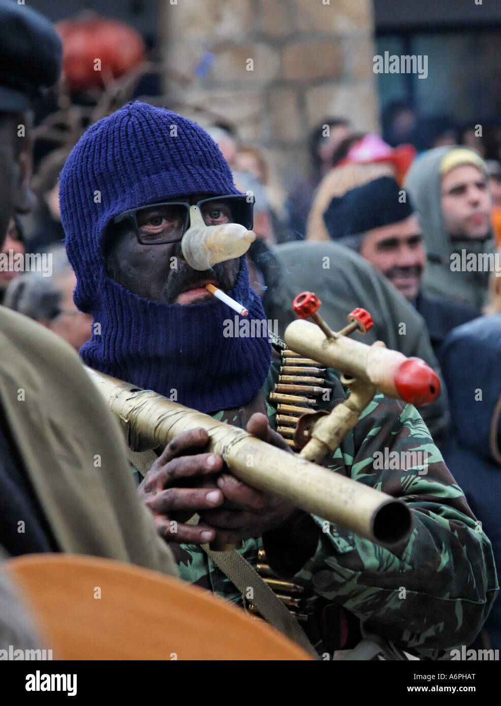 Uomo con bazooka a Carnevale della sagra della capra Skyros Isole Greche Grecia Hellas Foto Stock