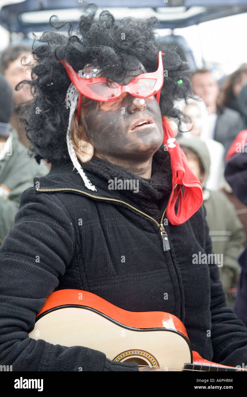 Musicista a Carnevale della sagra della capra Skyros Isole Greche Grecia Hellas Foto Stock