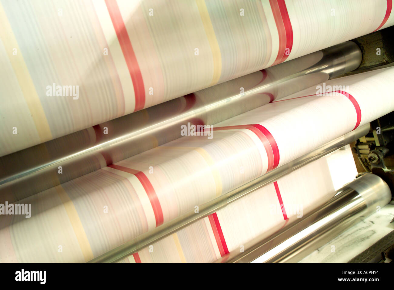 Rivista cartacea/ quotidiani passando attraverso la scala industriale stampanti, rulli. Foto Stock