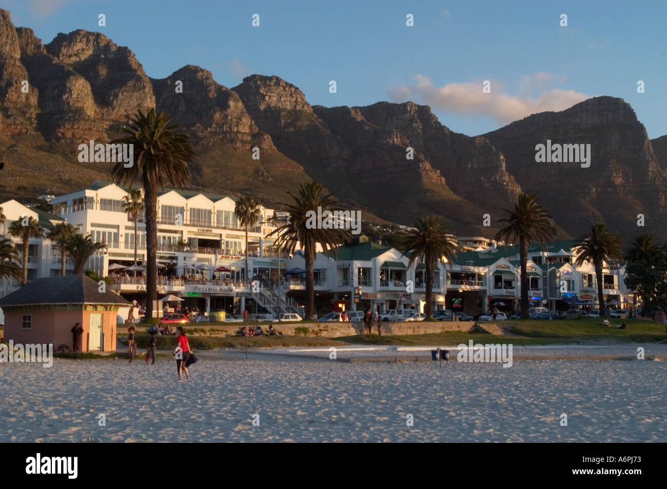 Appena dietro la Montagna della Tavola accoccolato sotto la testa di leone e i dodici apostoli Camps Bay è una vibrante destinazione noto per esso Foto Stock