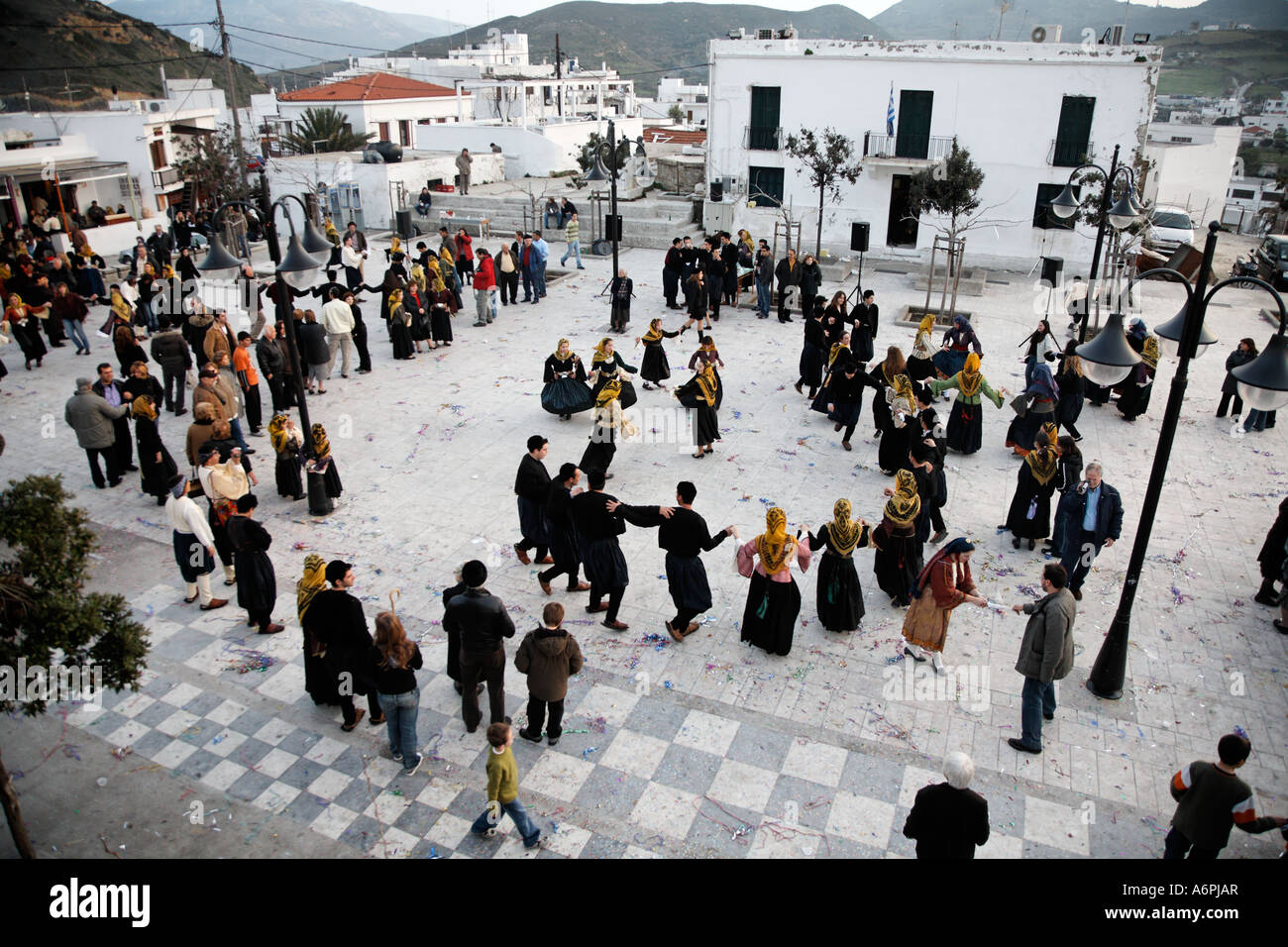 Ballerini In Platia a pulire lunedì Aprokreas celebrazioni Festival Skyrian Skyros Isole Greche Grecia Hellas Foto Stock