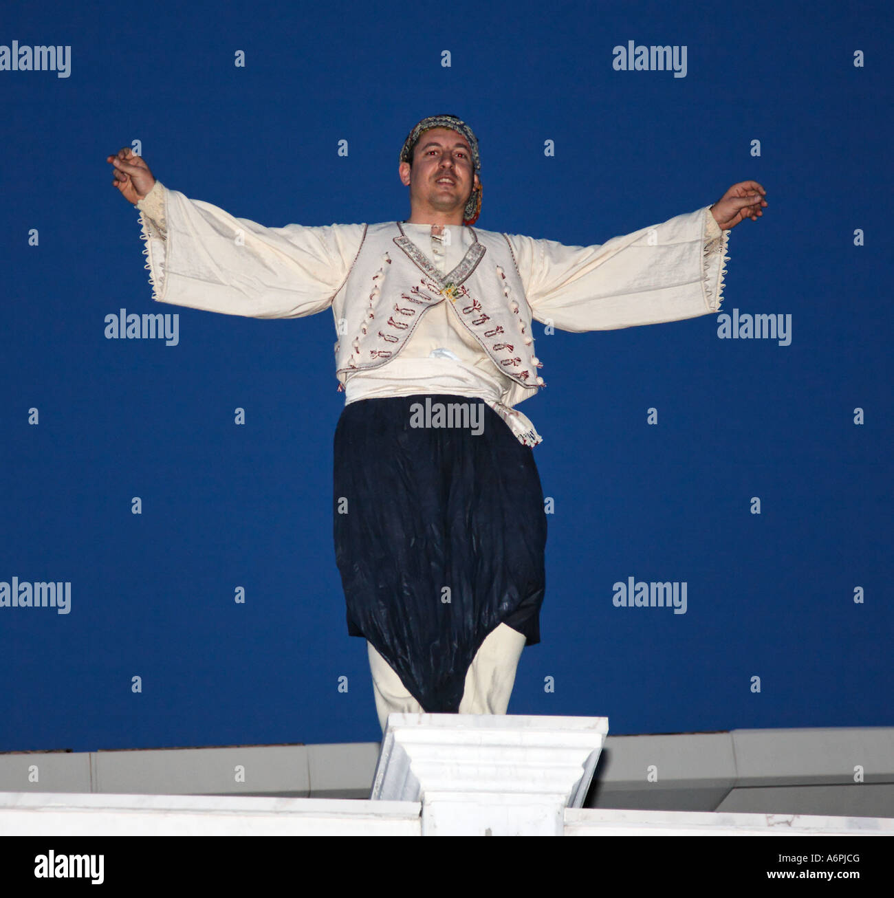 Uomo in abiti tradizionali a pulire lunedì Aprokreas celebrazioni Festival Skyrian Skyros Isole Greche Grecia Hellas Foto Stock