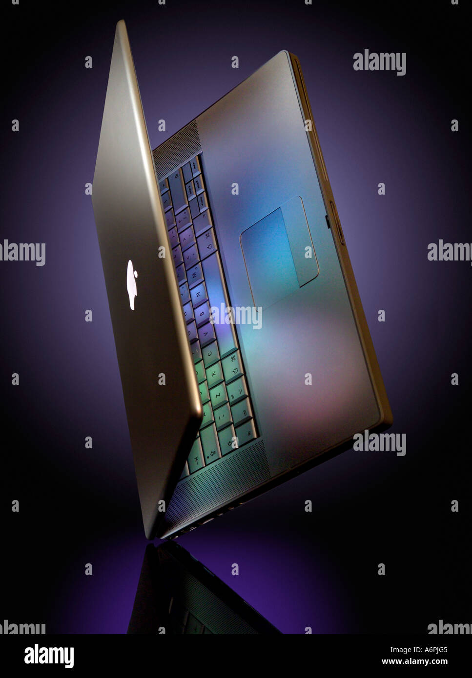 Un Mac Apple di bilanciamento del laptop sul suo angolo con riflessi  colorati Foto stock - Alamy