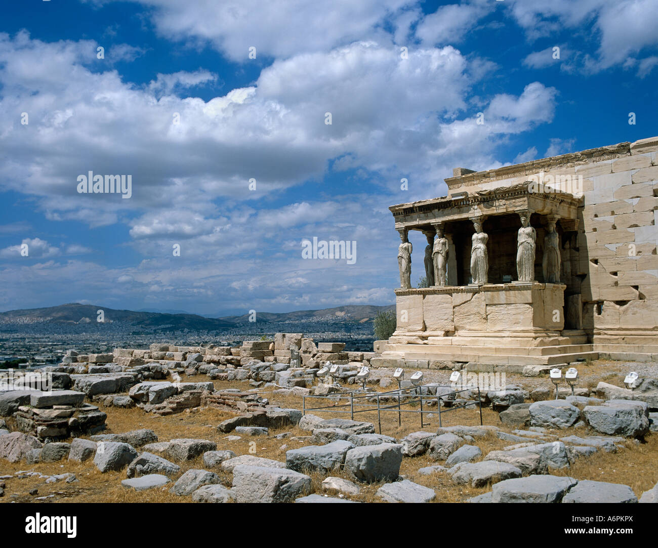 Il sud della vista dall'Acropoli mostra Cariatidi dell'Erectheion Atene Grecia Hellas Foto Stock