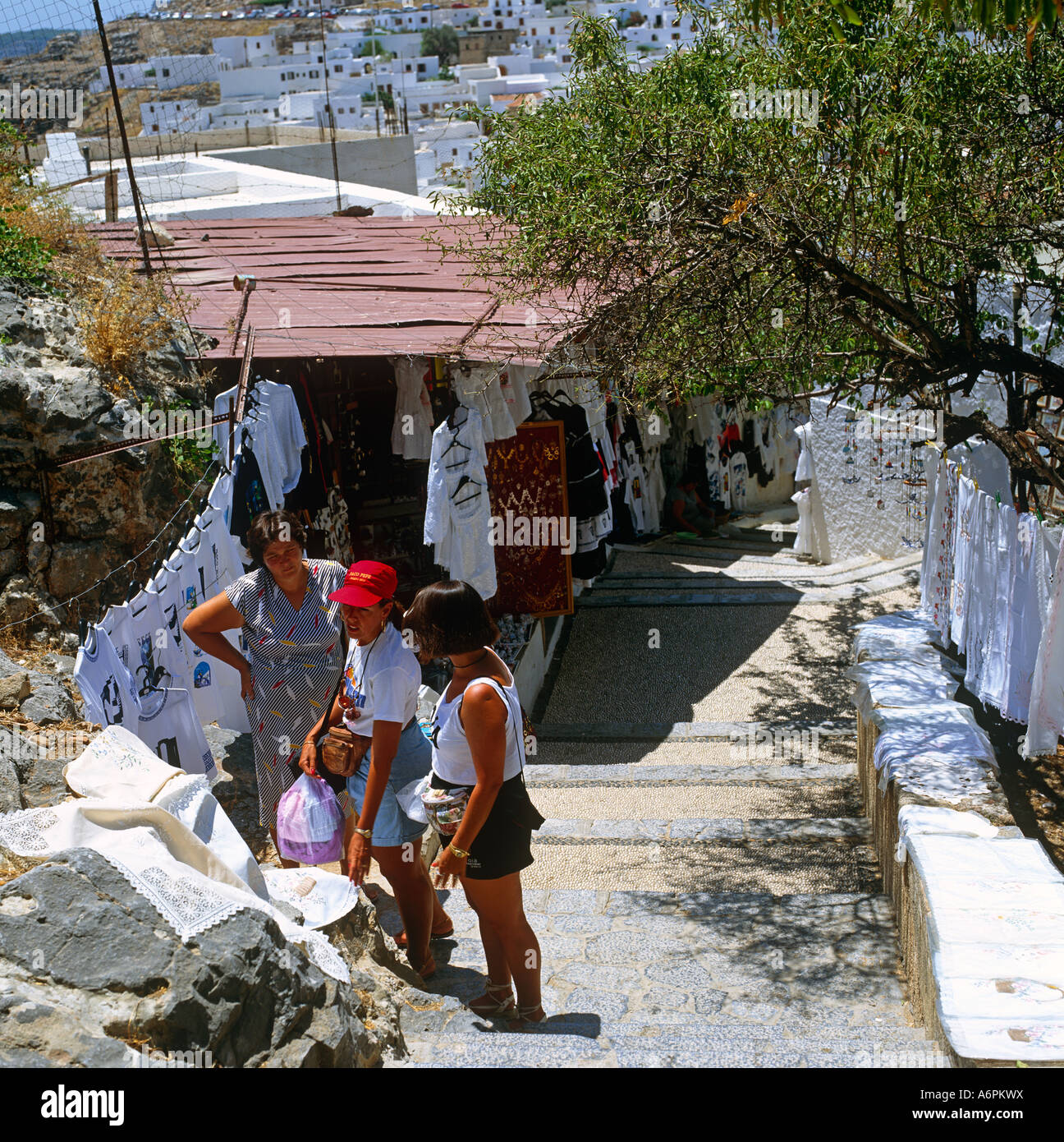 I turisti acquistare prodotti locali Lindos Rodi Isole Greche Grecia Hellas Foto Stock