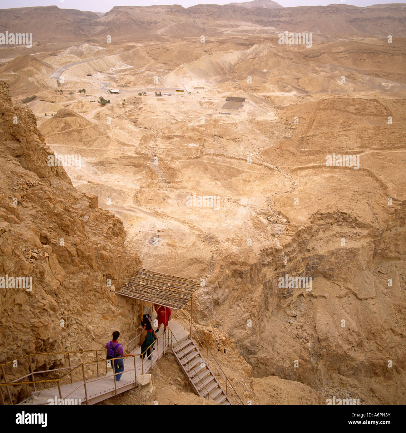 I turisti a piedi verso il basso a partire da Masada Israele Medio Oriente Foto Stock