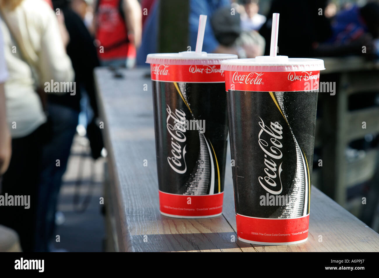 Cola in rosso e nero con bicchieri di plastica con ghiaccio e cannucce  bevanda Coca Cola drink ambiente in grado di contorno paese della carta  Foto stock - Alamy