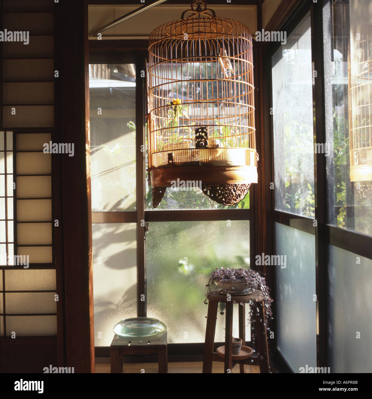 Interno tipico di una casa giapponese con una gabbia per uccelli Foto Stock