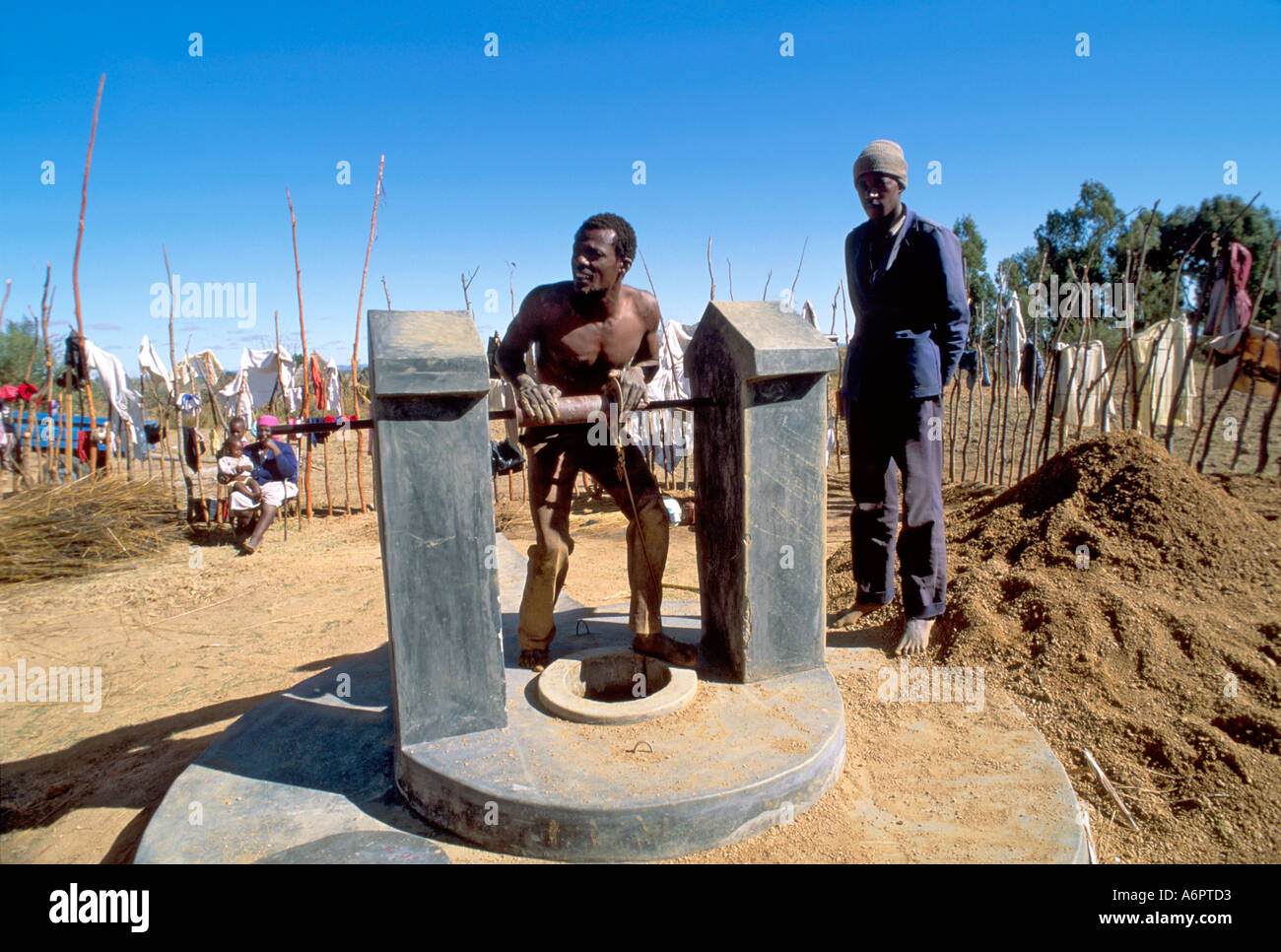 Approfondimento di un borgo ben a causa della siccità. Zimbabwe Foto Stock
