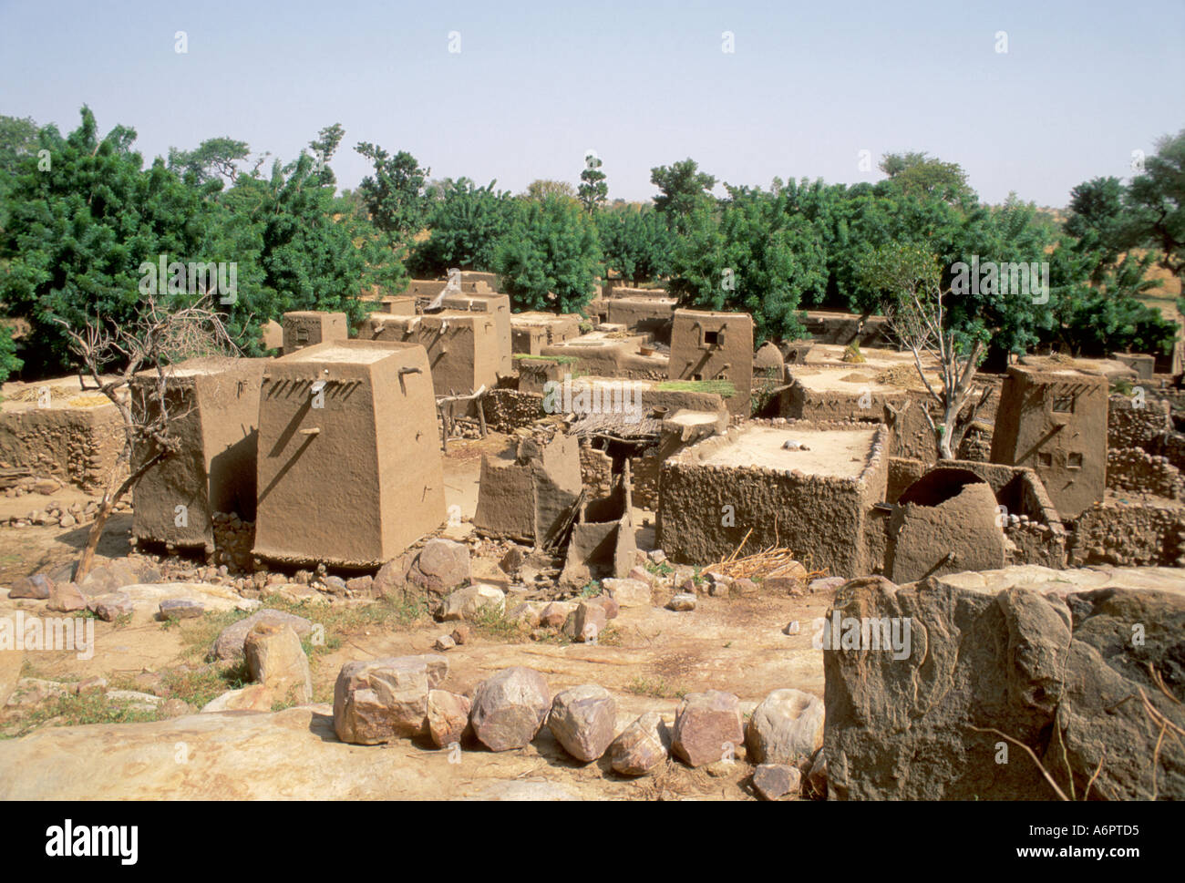tradizionali case di mattoni di fango e granai in un villaggio di Dogon ai piedi della scarpata di Bandiagara. Kani Kambole. Mali Foto Stock