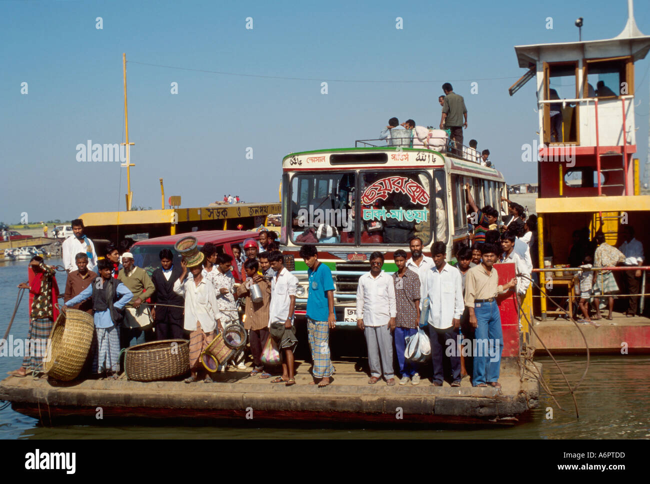Di trasporto passeggeri e di traghetto sul Fiume Padma lo sbarco nei pressi di Faridpur, Bangladesh. Foto Stock