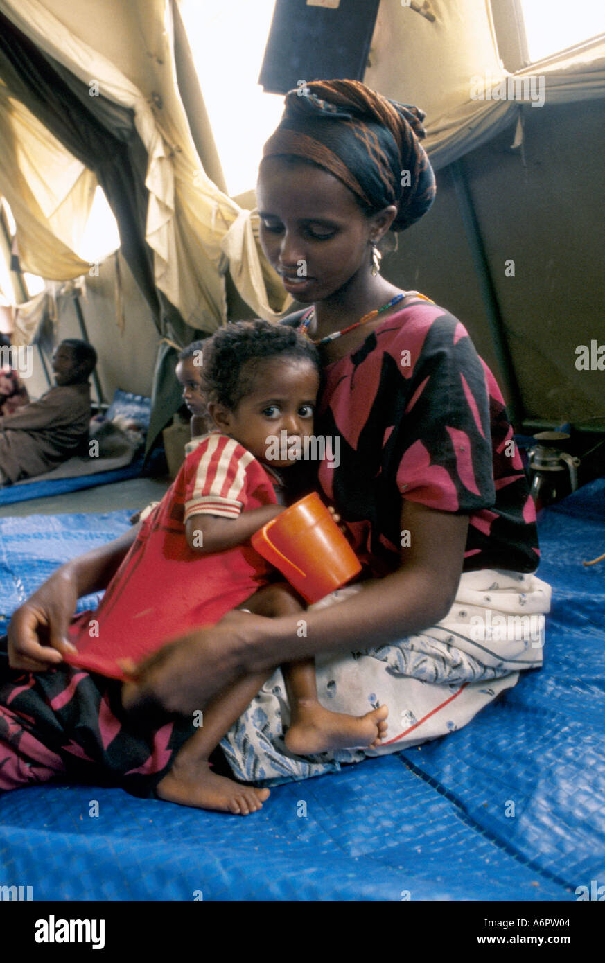 Donna somala con il suo bambino malnutrito in un centro sanitario per rifugiati. Etiopia Foto Stock