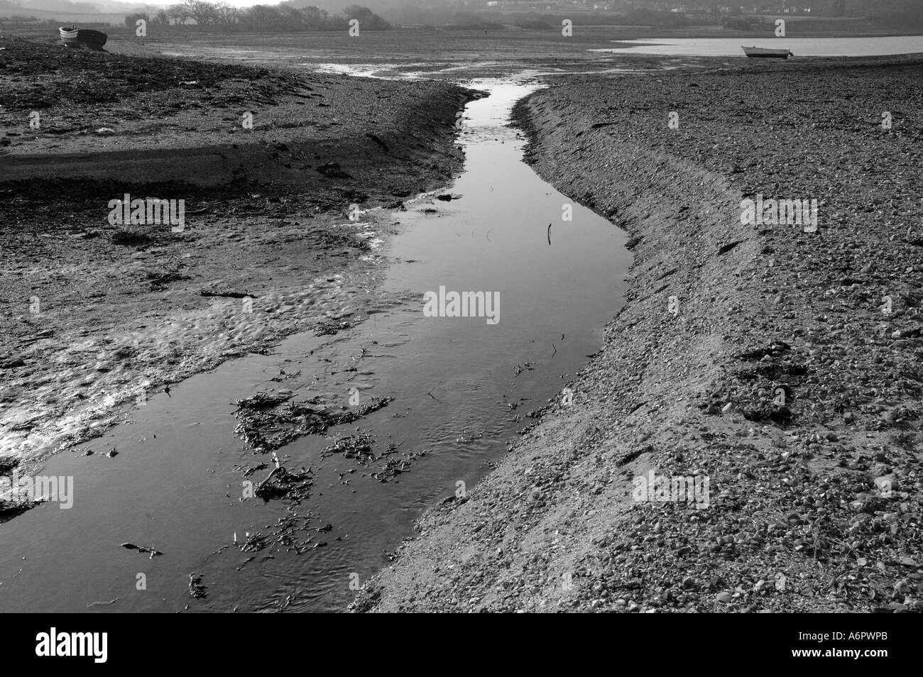 Rver to the Sea, Black and White Landscape, Thorness Bay, Gurnard, Isle of Wight, Inghilterra, REGNO UNITO, GB. Foto Stock