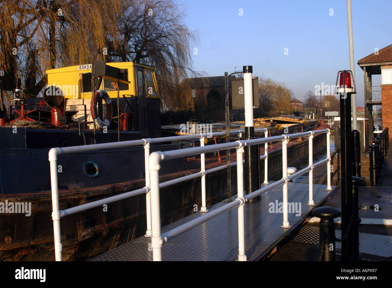 Il Eskdale chiatta marittime da Hull passando attraverso il blocco di Newark Foto Stock