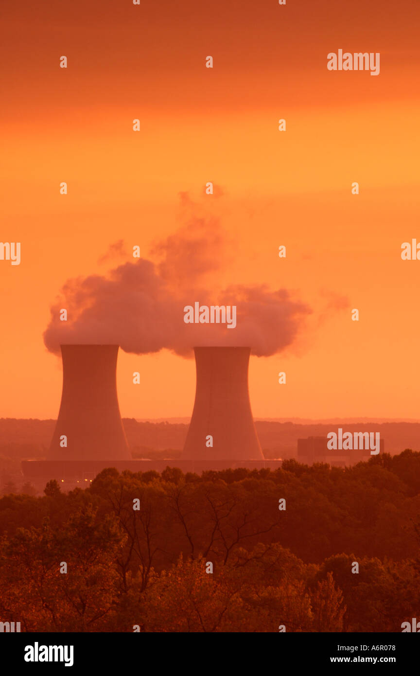 Vista delle torri di raffreddamento da Limerick nucleare stazione di generazione a Limerick Township Montgomery County Pennsylvania Foto Stock