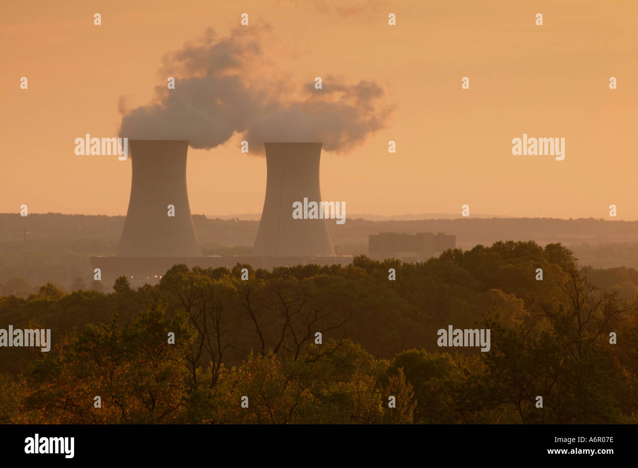 Vista delle torri di raffreddamento da Limerick nucleare stazione di generazione a Limerick Township Montgomery County Pennsylvania Foto Stock