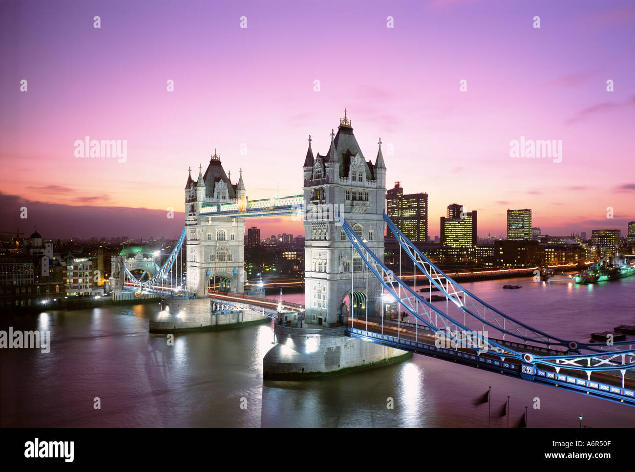 Il Tower Bridge e il fiume Tamigi Londra Foto Stock