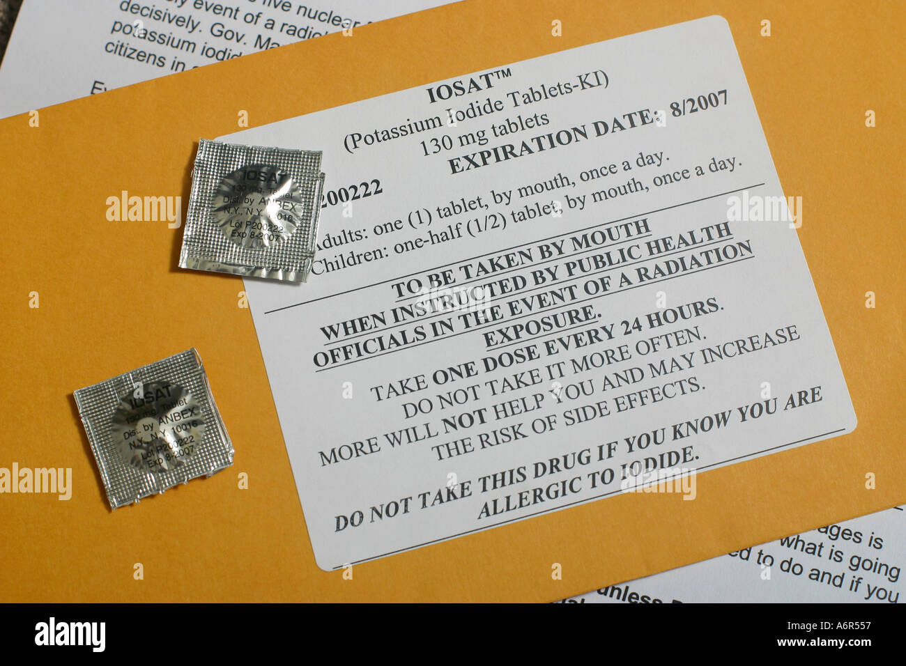 Contenuto della busta contenente ioduro di potassio pillole e le istruzioni su come utilizzarle in caso di emergenza nucleare a rosso Foto Stock