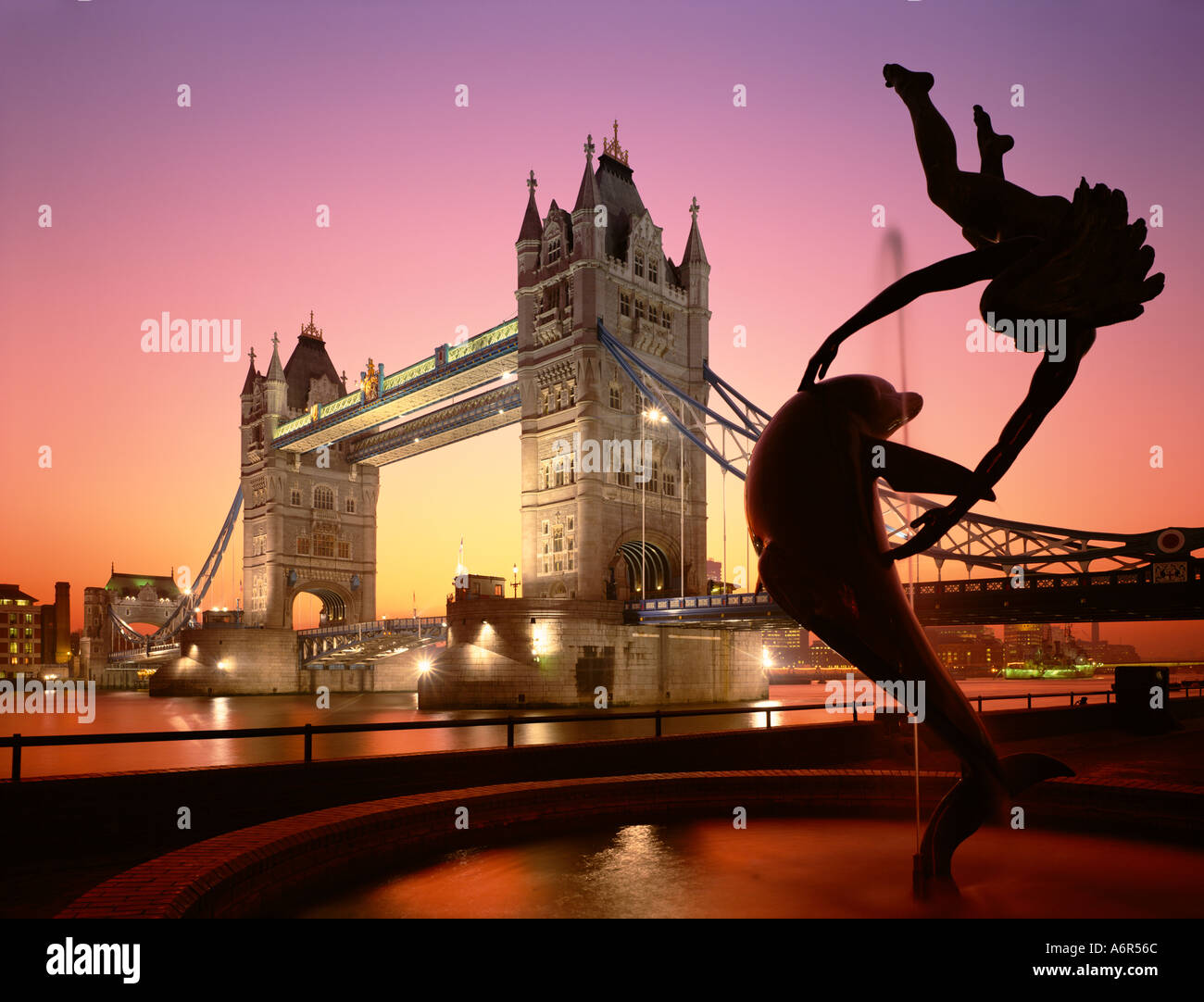 Il Tower Bridge e la statua di delfini Londra Foto Stock