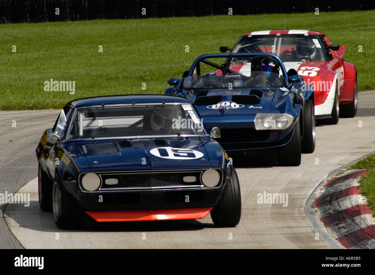 Pat Ryan gare il suo 1967 Chevrolet Z 28 Camaro con due Corvette in Sprint SVRA Vintage Grand Prix Mid Ohio 2004 Foto Stock