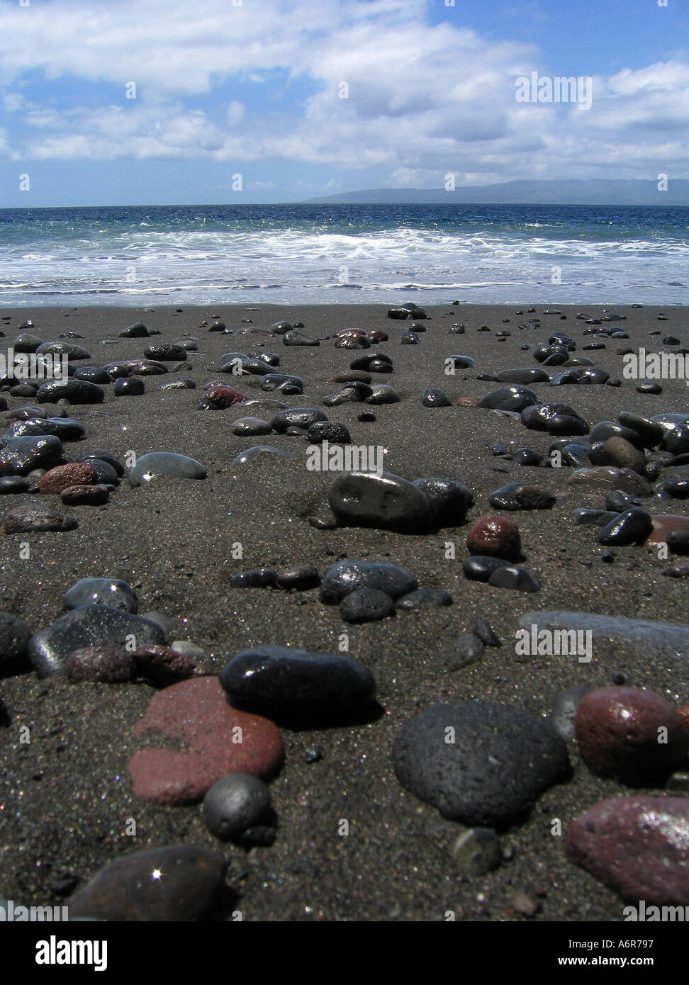 Spiaggia di sabbia nera a Goa Lawah vicino Candi Dasa a Bali Indonesia Asia Foto Stock
