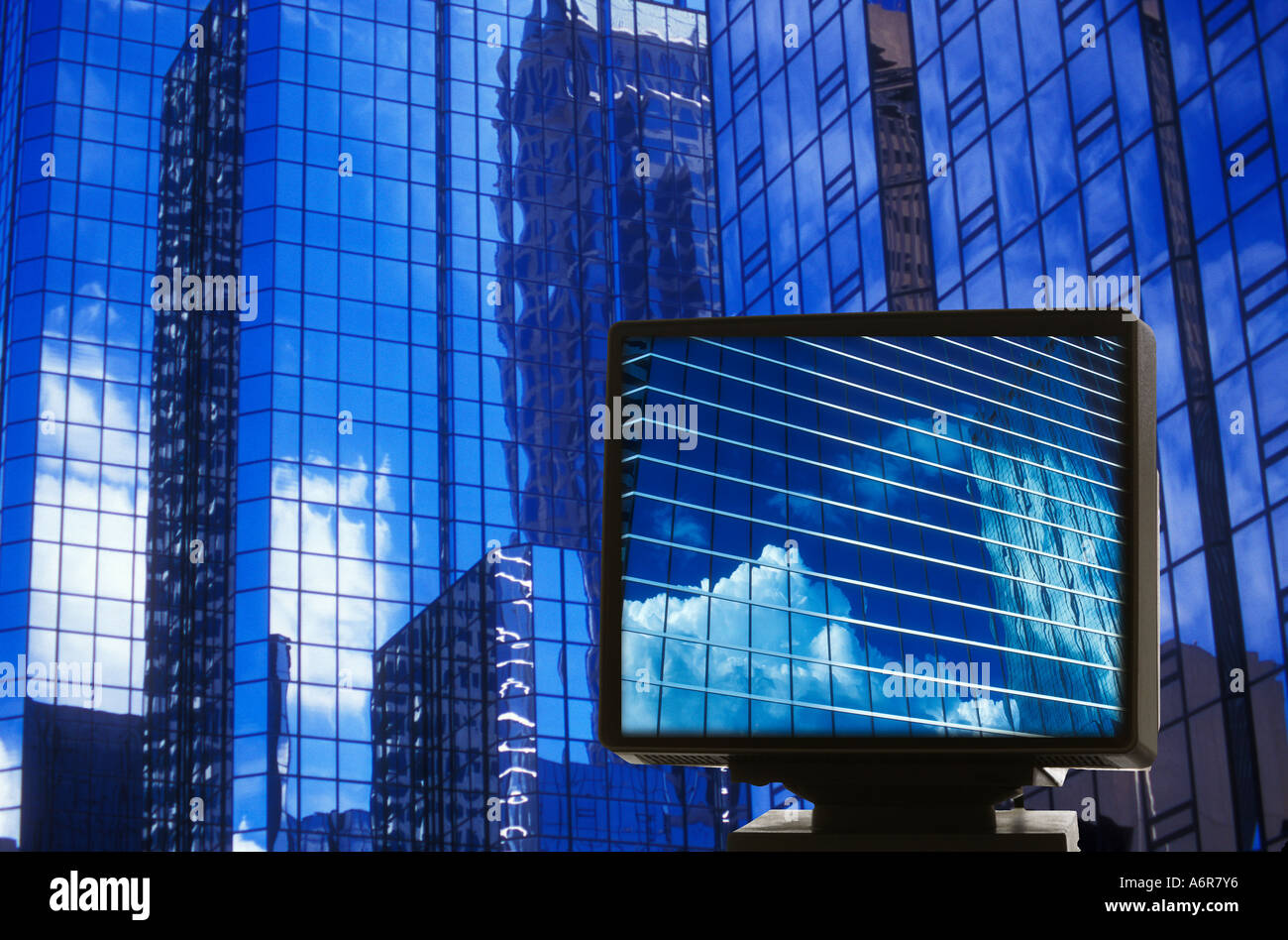 Gli edifici si riflette nel monitor del computer sullo skyline di Tampa Florida USA Foto Stock