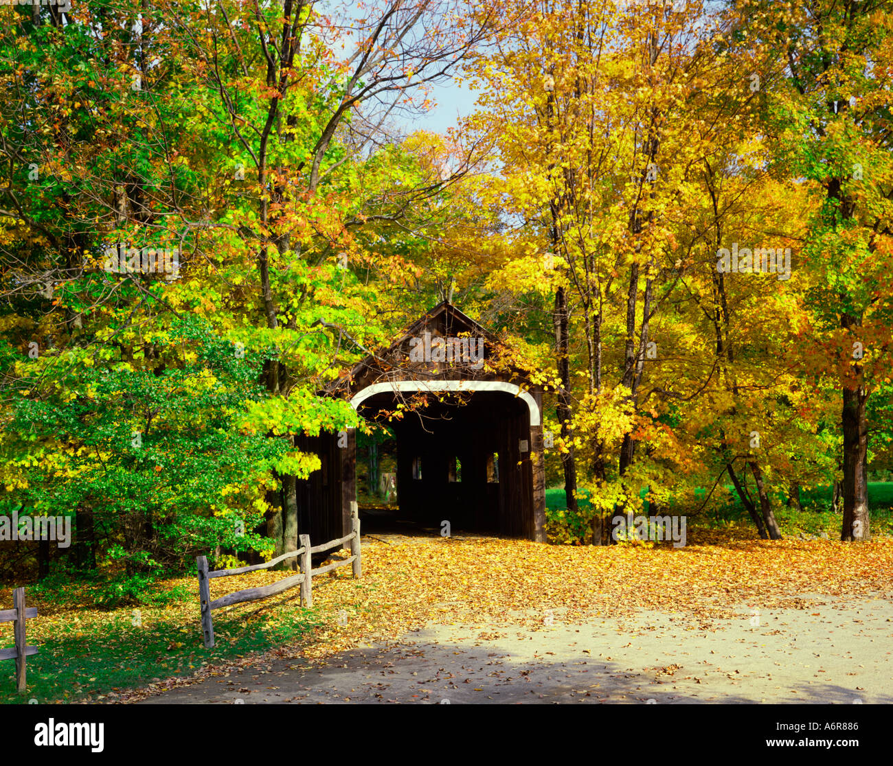 Caduta delle Foglie e ponte coperto in Vermont USA Foto Stock
