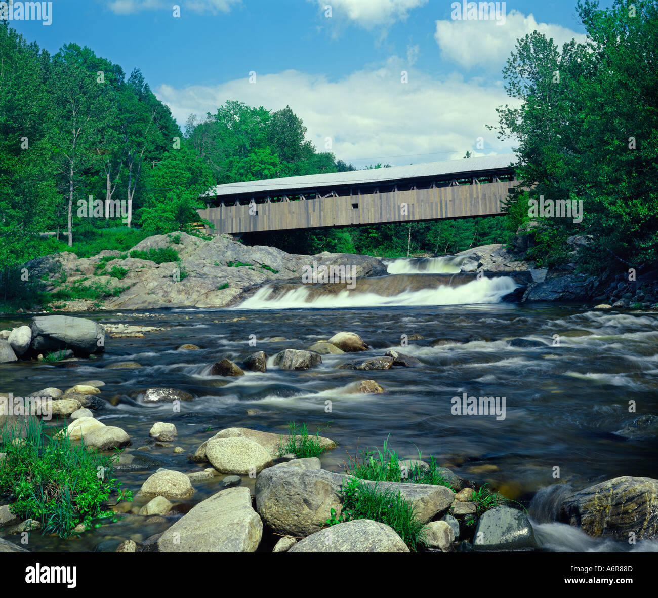 Swift fiume ponte coperto vicino a North Conway New Hampshire USA Foto Stock
