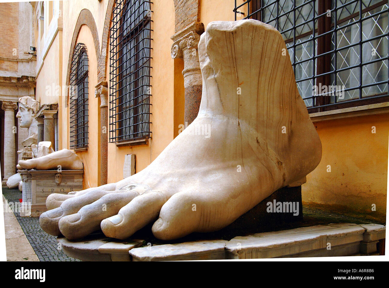 Piede della gigantesca statua colossale imperatore Costantino Palazzo dei Conservatori Roma Italia Europa Foto Stock