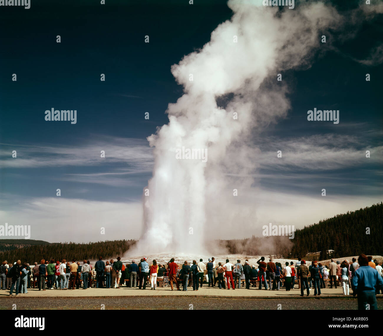 Gli spettatori in soggezione a hourly Eruzione del geyser Old Faithful nel Parco Nazionale di Yellowstone in Wyoming Foto Stock