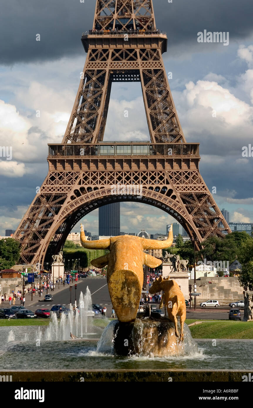 Torre Eiffel golden in metallo di colore testa di toro statua decorazione  in primo piano vista dal Palace Challiot Parigi Francia Europa Foto stock -  Alamy