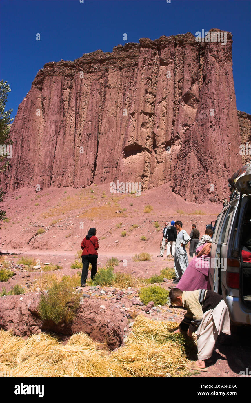 AFGHANISTAN Bamiyan provincia tra Kabul e di Bamiyan il percorso meridionale turistica e la gente locale al Magenta Cliffs Foto Stock