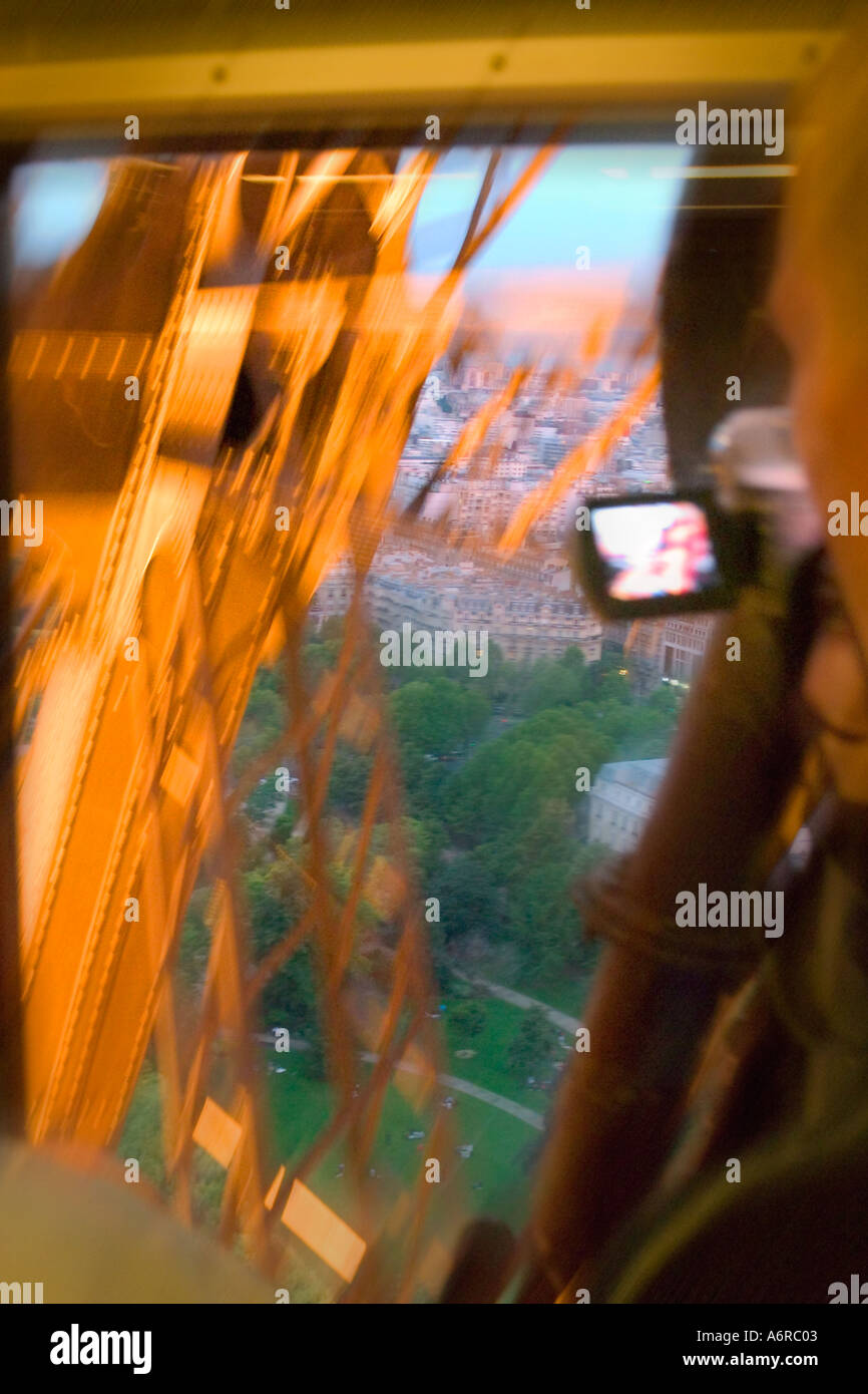Tourist sta videoregistrando ascensore salita Torre Eiffel Parigi Francia Europa Foto Stock