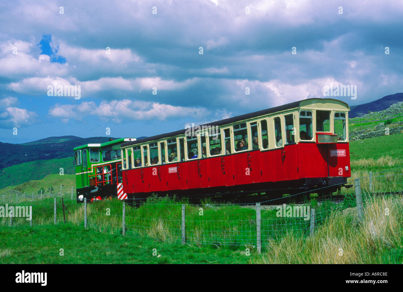 Locomotiva Diesel spingendo un trasporto su ferrovia di Snowdon Mountain Snowdonia National Park il Galles del Nord Foto Stock