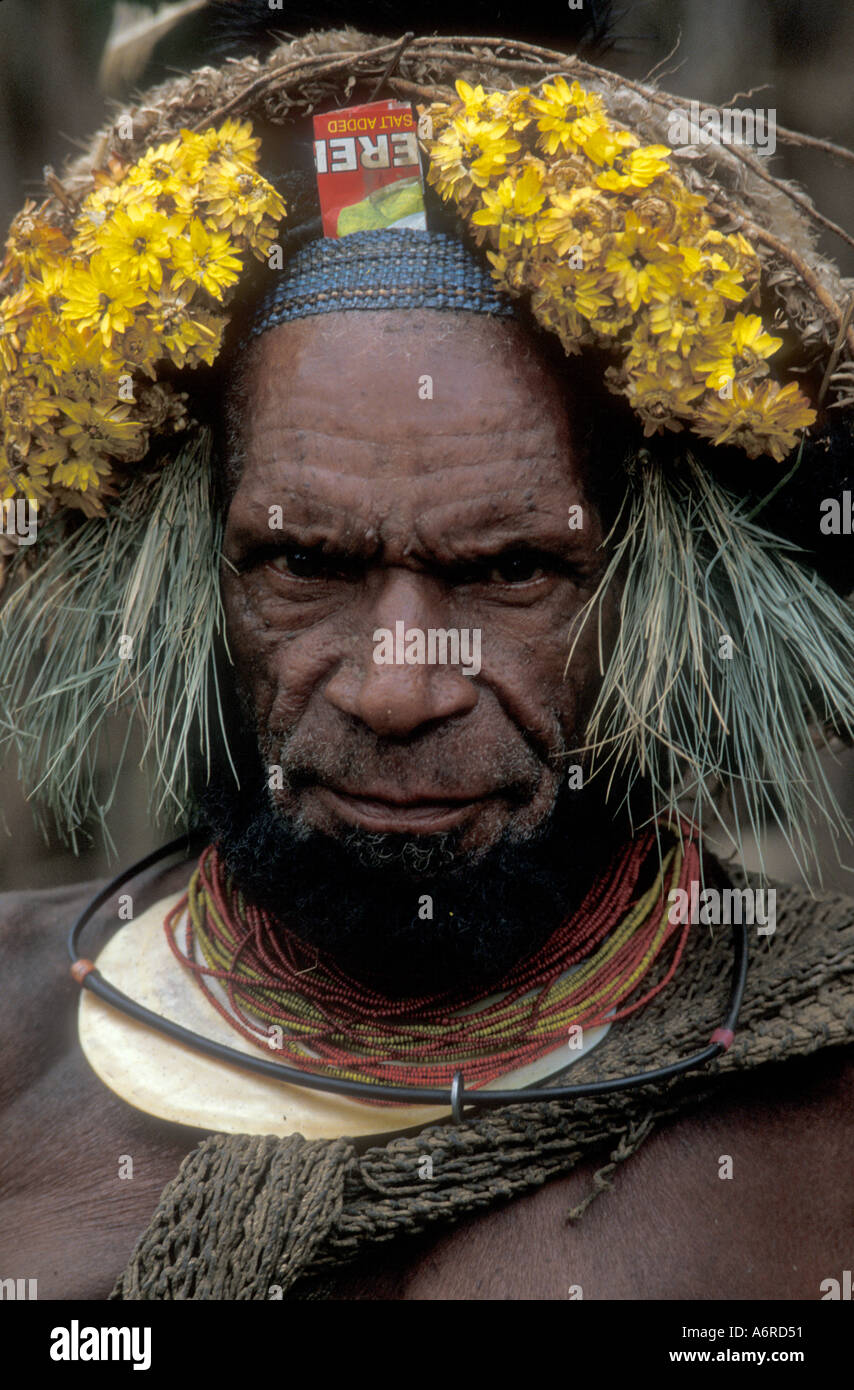 PAPUA NUOVA GUINEA Huli Tribesman a Singsing Southern Highlands vicino tari Foto Stock