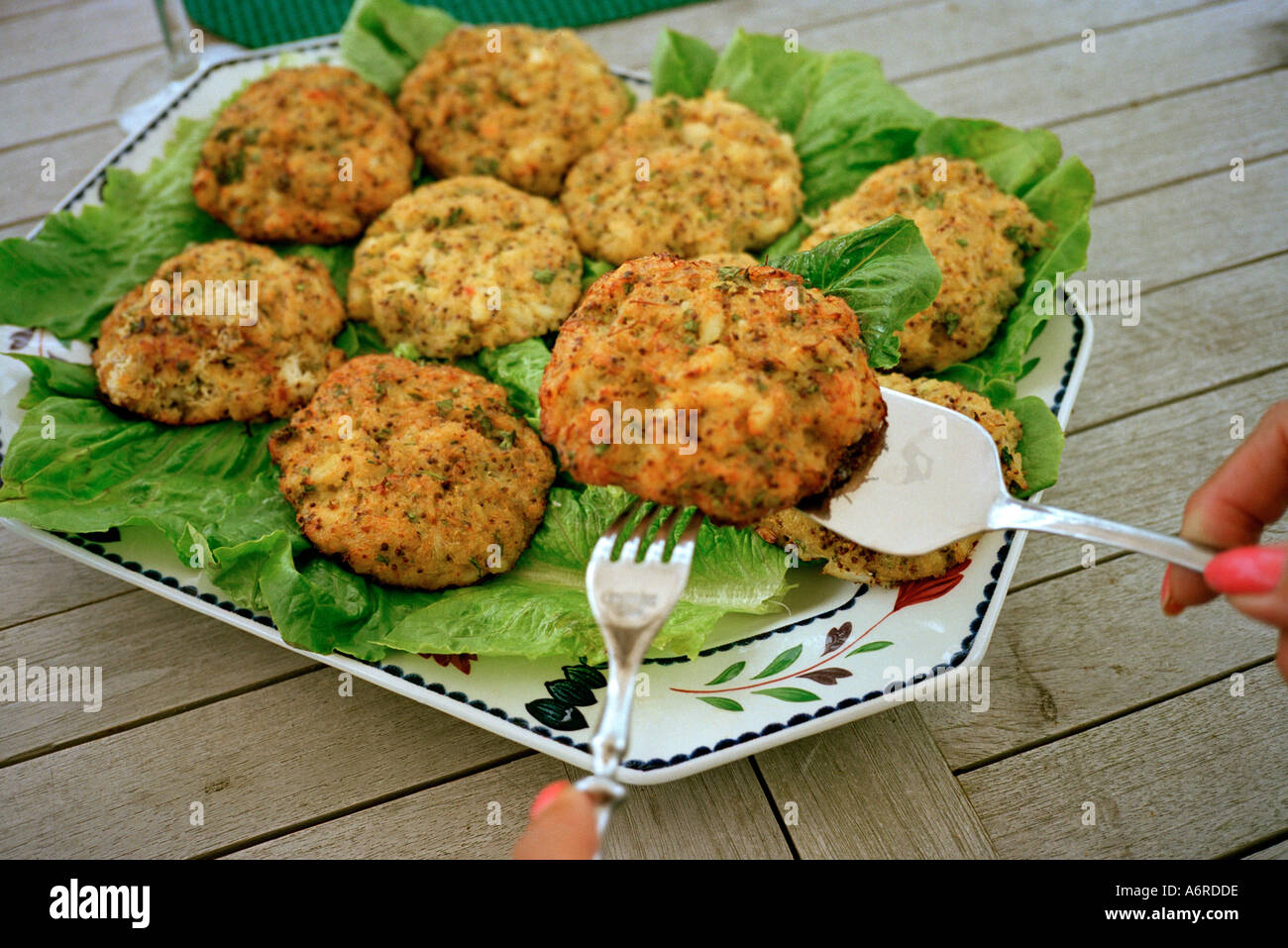 Tariffe tradizionali a Cape Cod barbecue includono le torte di granchio Foto Stock