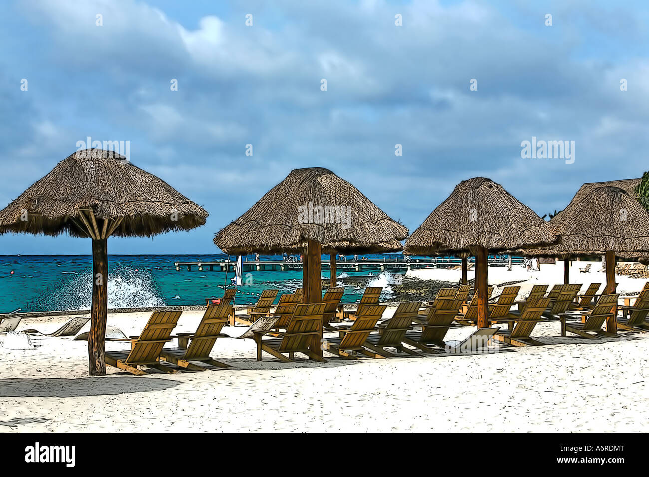 Cozumel beach sedie pier e sabbia vicino a splash di ocean Foto Stock