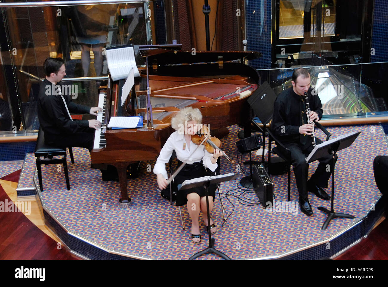 Attività a bordo della nave da crociera Carnival Fantasy in viaggio per le isole di Nassau St Maarten Martin Foto Stock