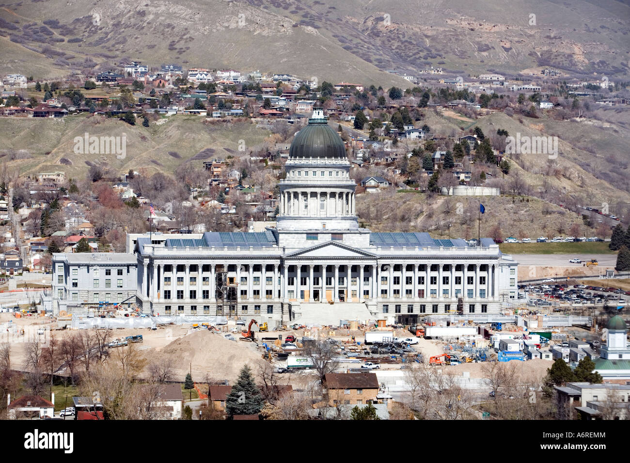 La Utah State Capital Bldg in costruzione Salt Lake City fino contro la collina e montagna Foto Stock